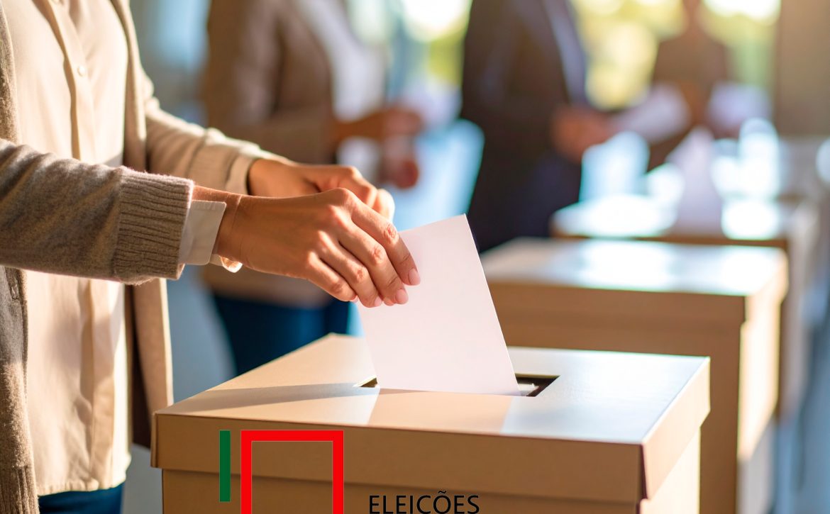 pessoa a votar numa urna de voto sendo possível perceber que outra pessoa esta ajudar 195766